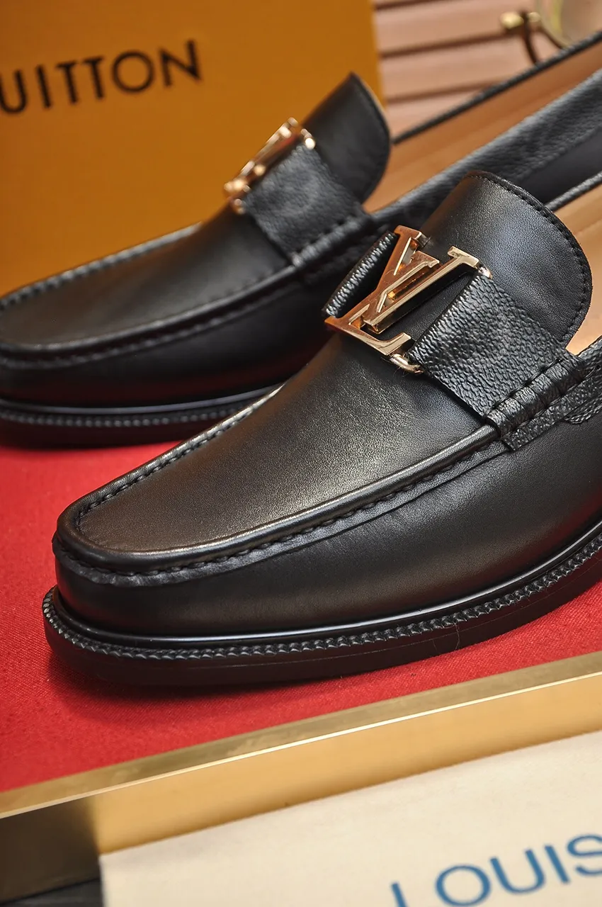 Men's men's shoes 💰560💶 [LV] (original single cowhide lining) 🍀LV's latest genuine leather business suit shoes are launched simultaneously on the official website. The first-layer cowhide imported from Italy is made of heavy gold, 💥1:1 rubber outsole from the official website. Versatile to wear, high-end without losing class, and the color combination is extraordinary. This four-season style is alluring when worn on your feet, showing off your big-name flair. Standard code 38-45 (45 customized)